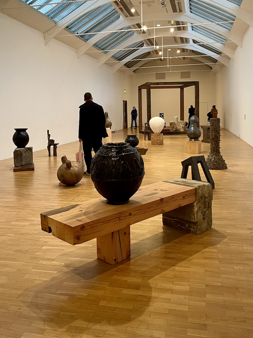 theaster gates at whitechapel gallery - installation view including &lsquo;drinking cube&rsquo; (2020)