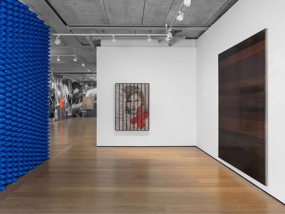 Gregor Hildebrandt: AUF FALSCHER SEITE IN DIE FALSCHE RICHTUNG (installation view)